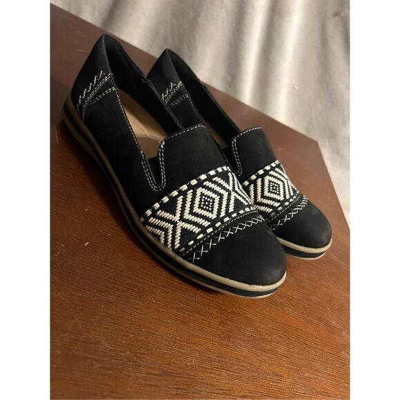 Earth Origins nubuck embroidered Bailey style slip ons size 9.5 - Picture 1 of 7